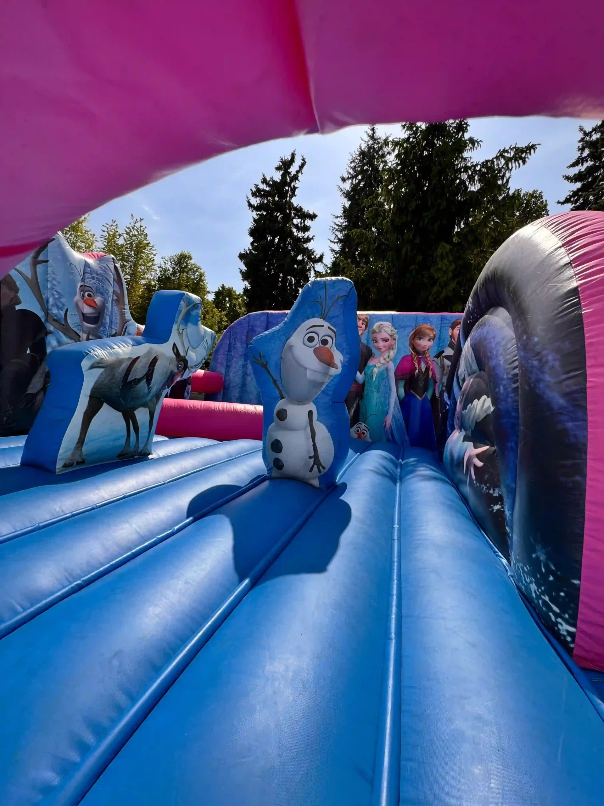 Skákací centrum PRINCEZNA s klouzačkou – nafukovací hrad Ledové království (5×5 m) - Obrázek 3