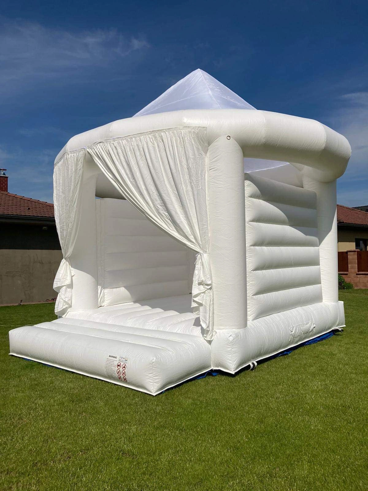 Bílý nafukovací skákací hrad 5×5 m – elegantní hrad na svatby a oslavy