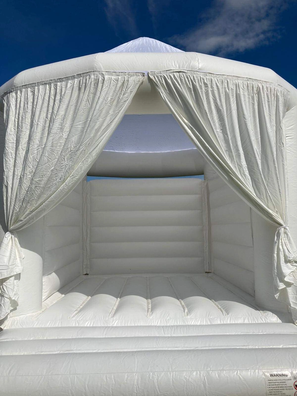 Bílý nafukovací skákací hrad 5×5 m – elegantní hrad na svatby a oslavy - Obrázek 2