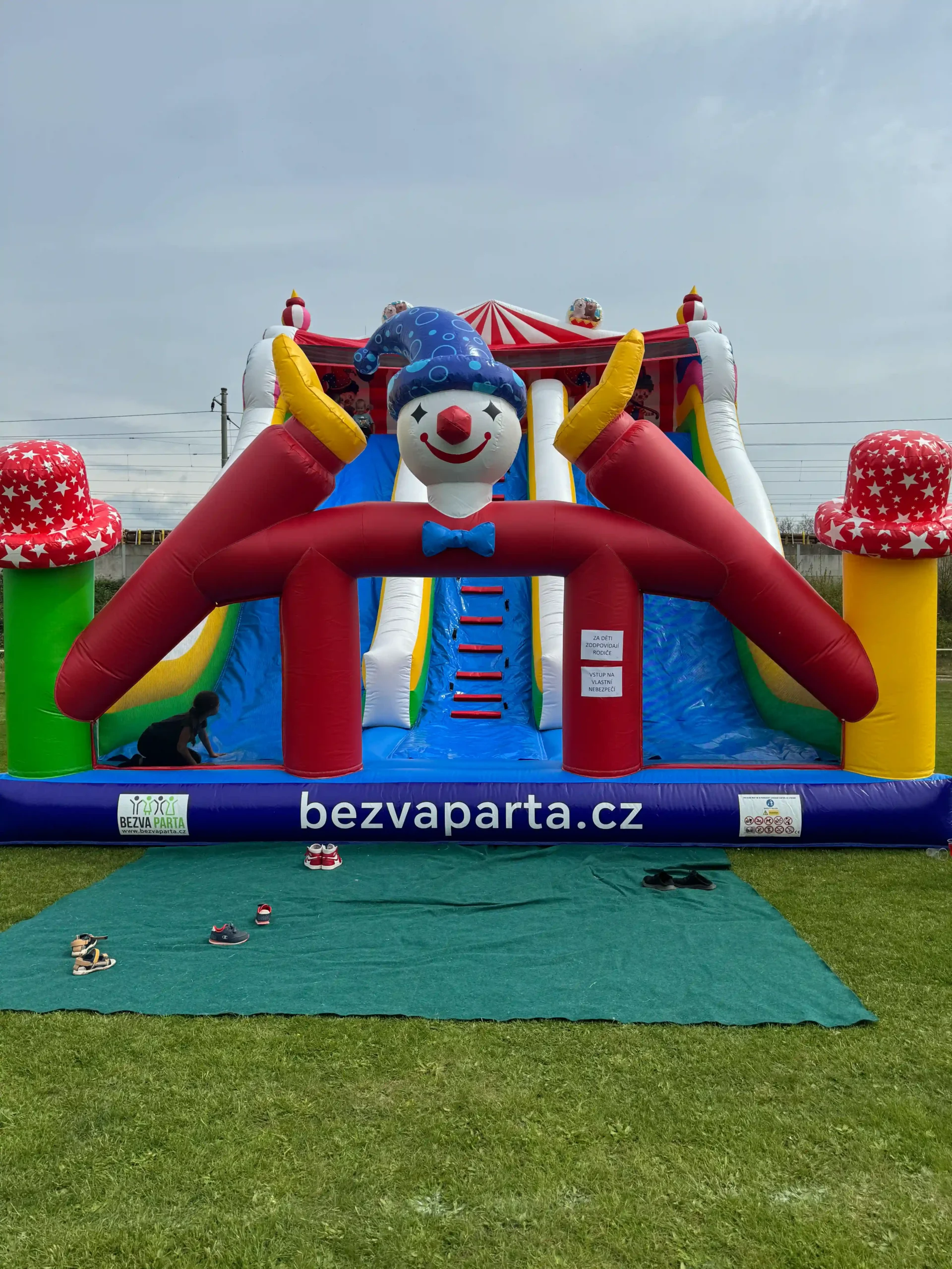 Obří nafukovací dvojitá skluzavka KLAUN – mega atrakce (9x7x7 m) - Obrázek 2
