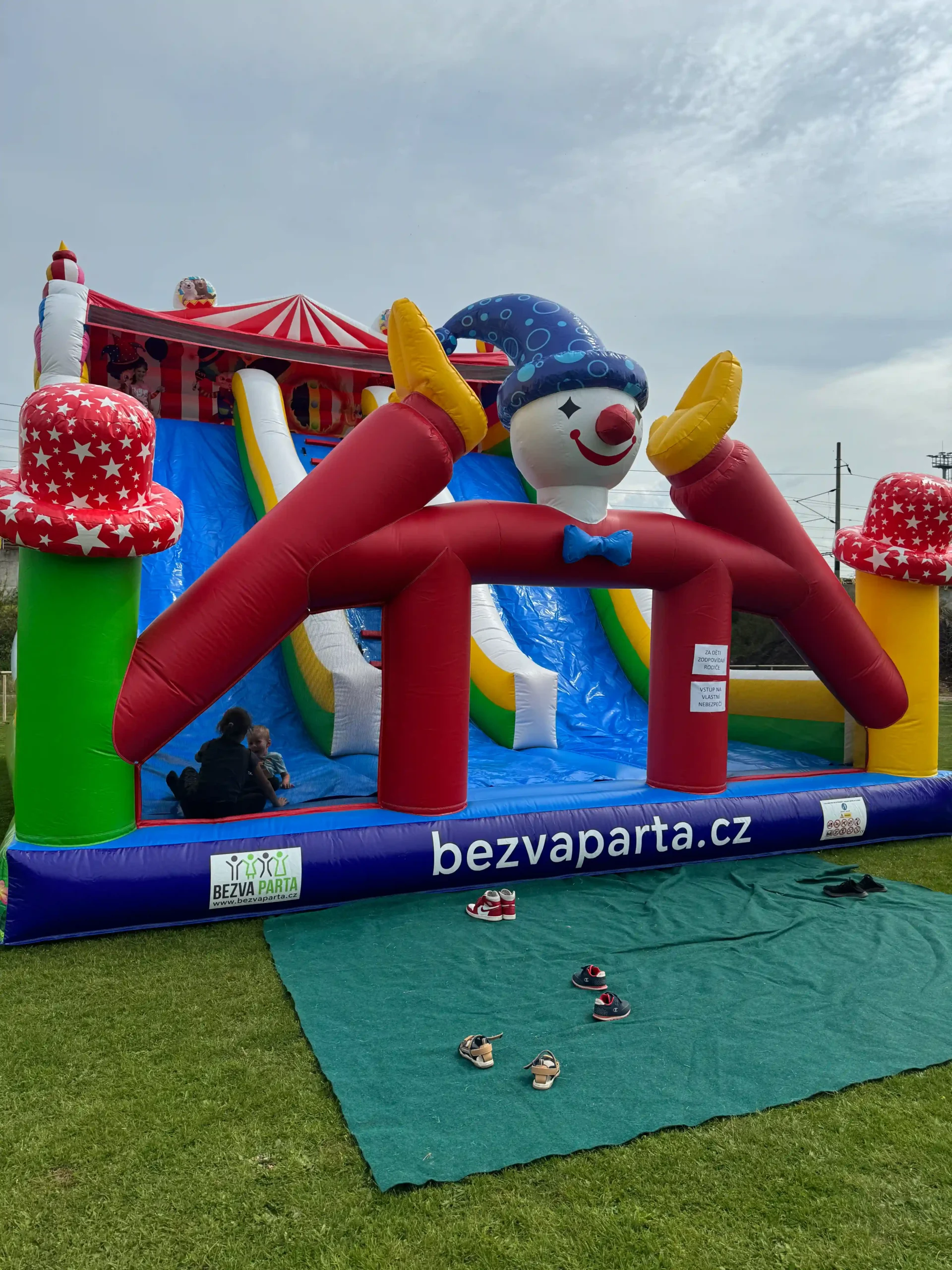 Obří nafukovací dvojitá skluzavka KLAUN – mega atrakce (9x7x7 m) - Obrázek 3