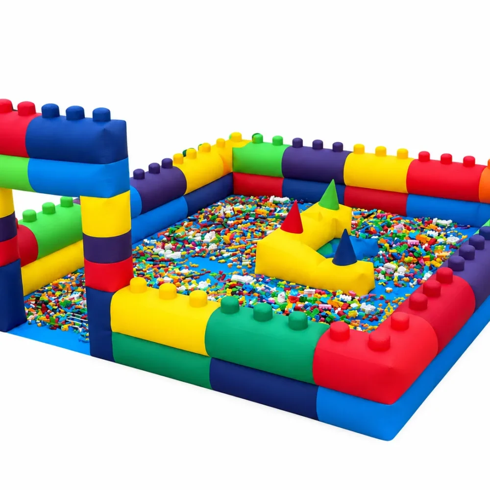 Nafukovací hrací zóna KOSTKOVIŠTĚ – stavebnicový svět s 16 boxy Mega Bloks (5×4 m)