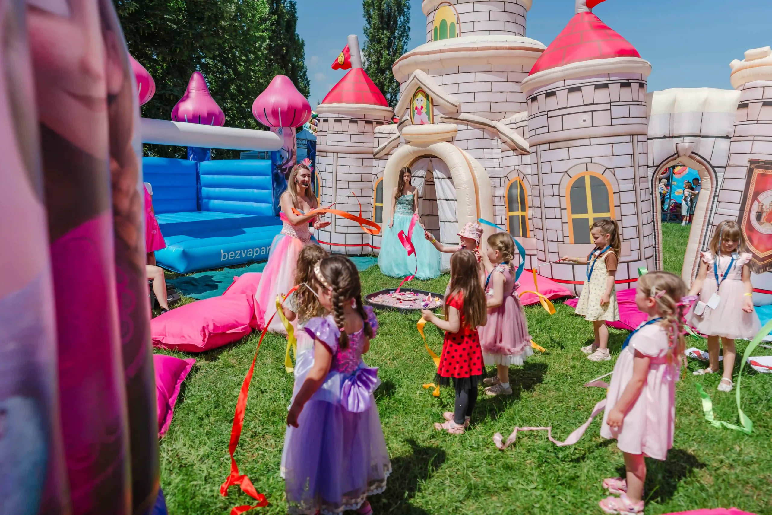 Nafukovací pohádkový ZÁMEK PRINCEZNA – monumentální 3D fotostěna a brána (10x3 m výška 5 m) - Obrázek 6