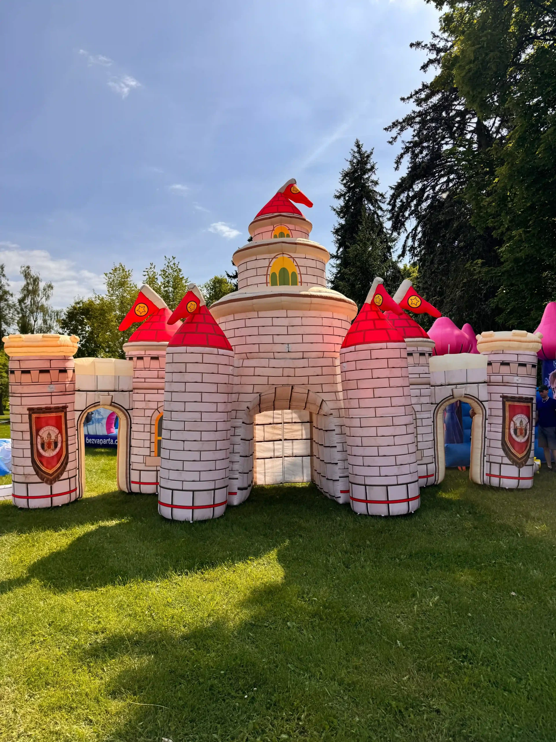 Nafukovací pohádkový ZÁMEK PRINCEZNA – monumentální 3D fotostěna a brána (10x3 m výška 5 m) - Obrázek 3