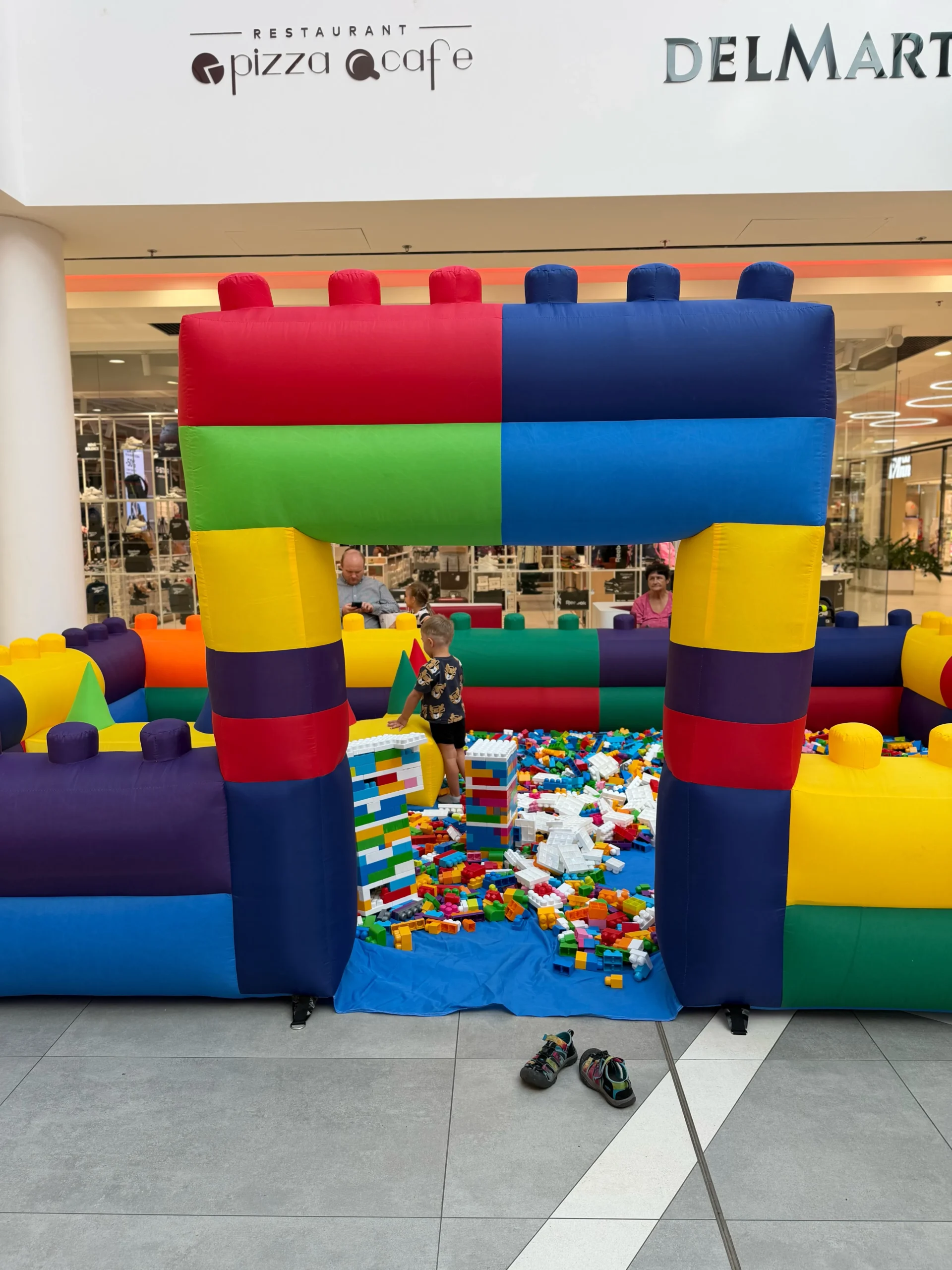Nafukovací hrací zóna KOSTKOVIŠTĚ – stavebnicový svět s 16 boxy Mega Bloks (5×4 m) - Obrázek 3