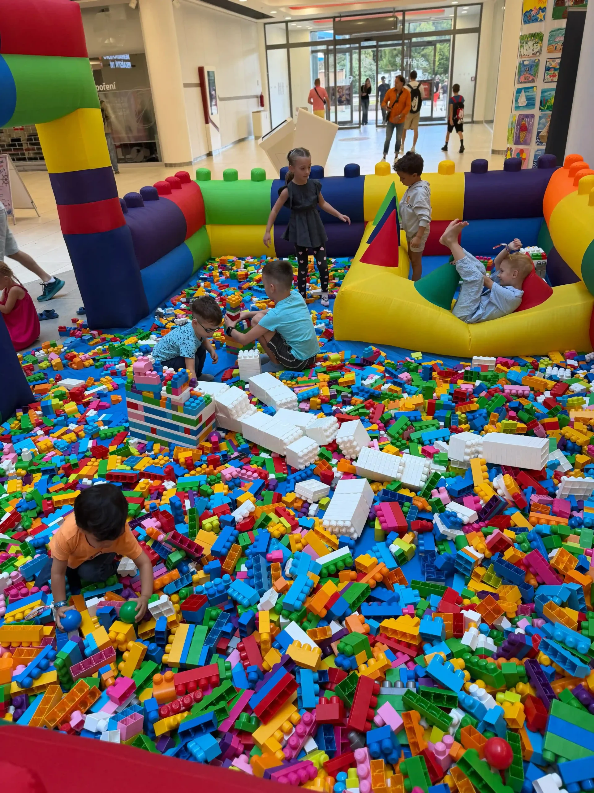 Nafukovací hrací zóna KOSTKOVIŠTĚ – stavebnicový svět s 16 boxy Mega Bloks (5×4 m) - Obrázek 2